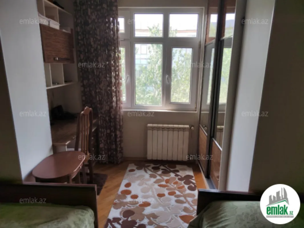 Satılır 4 otaqlı köhnə tikili 100 m²