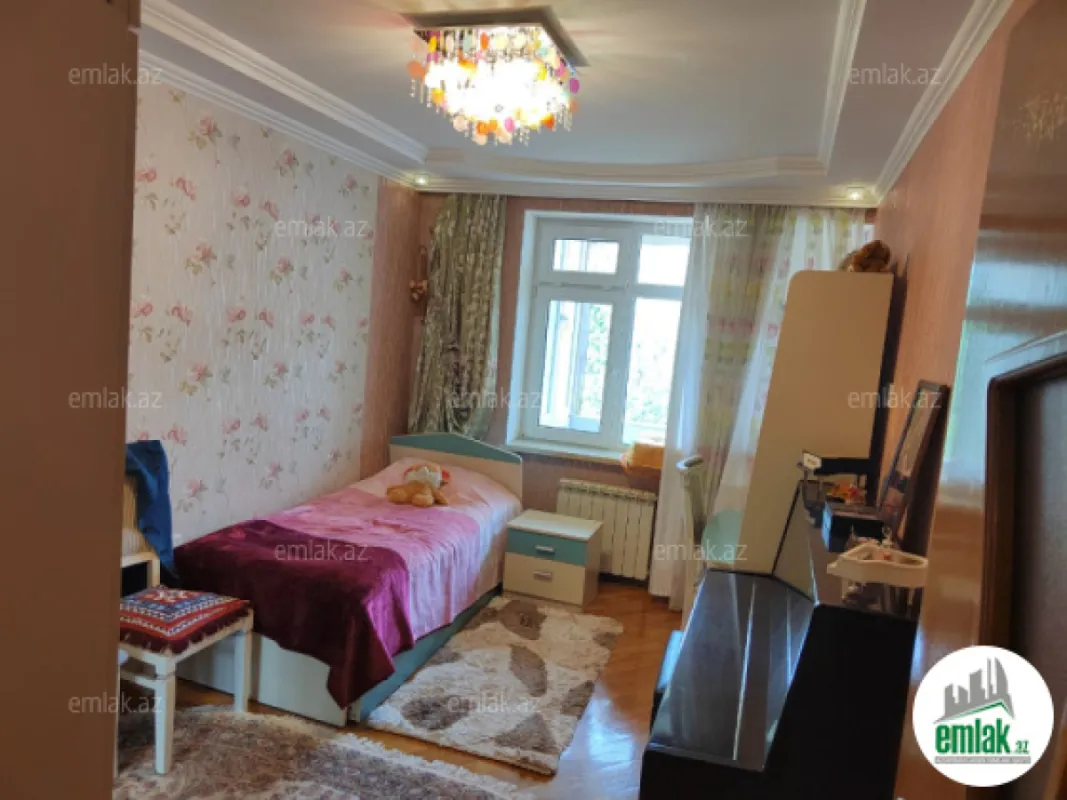 Satılır 4 otaqlı köhnə tikili 100 m²