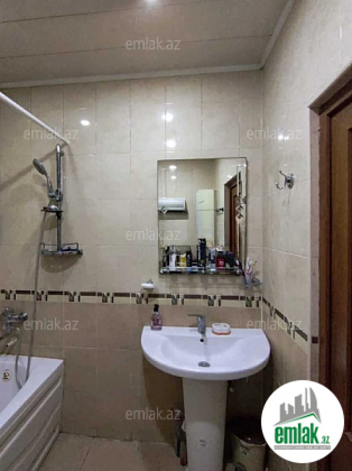 Satılır 4 otaqlı köhnə tikili 110 m²