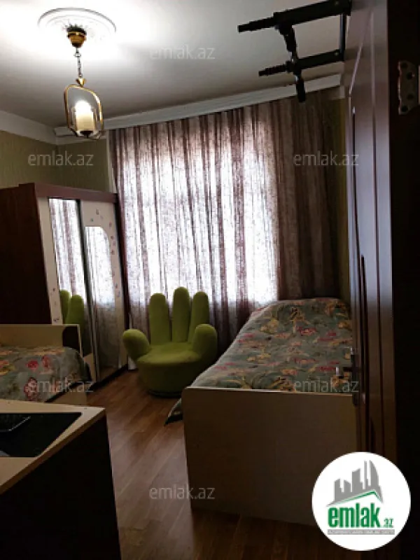 Satılır 4 otaqlı köhnə tikili 120 m²