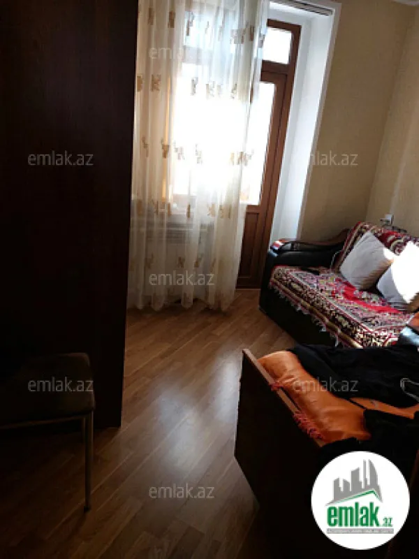 Satılır 4 otaqlı köhnə tikili 120 m²