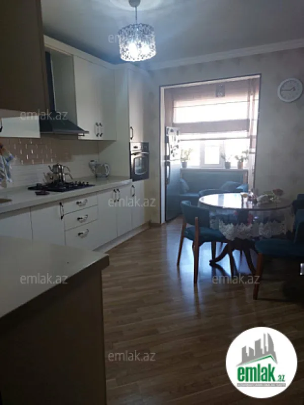 Satılır 4 otaqlı köhnə tikili 120 m²