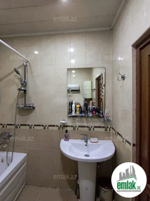 Satılır 4 otaqlı köhnə tikili 110 m²