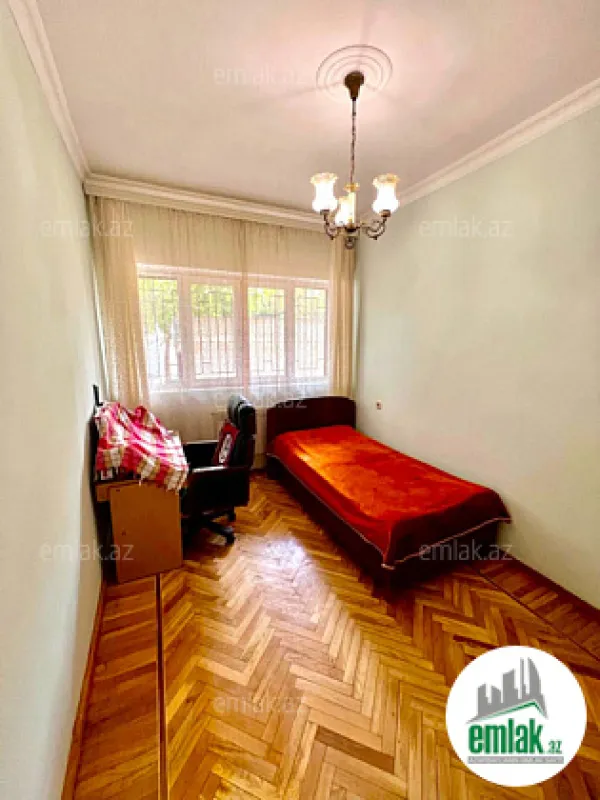 Satılır 5 otaqlı köhnə tikili 160 m²