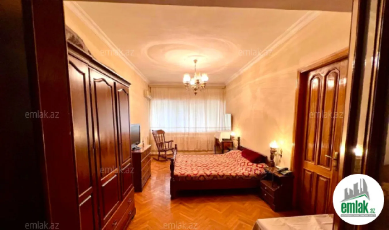 Satılır 5 otaqlı köhnə tikili 160 m²