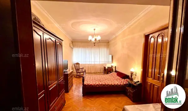 Satılır 5 otaqlı köhnə tikili 160 m²