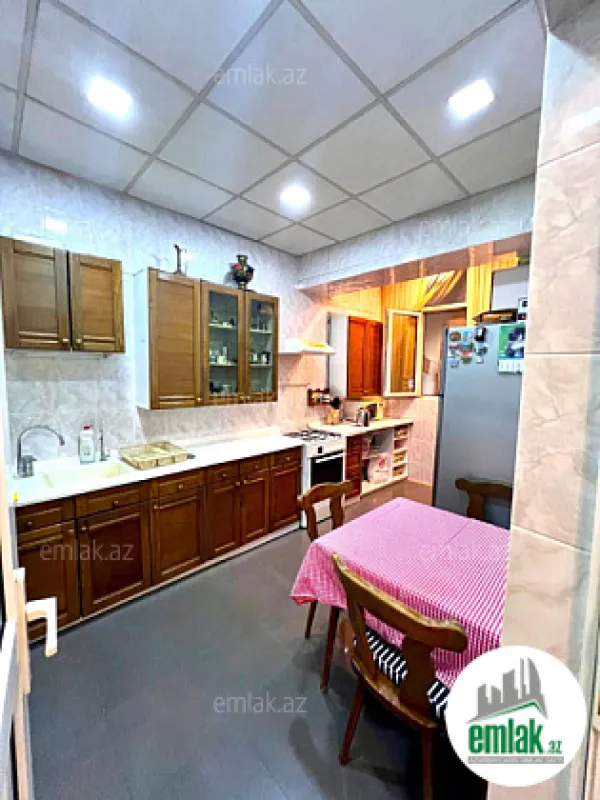 Satılır 5 otaqlı köhnə tikili 160 m²