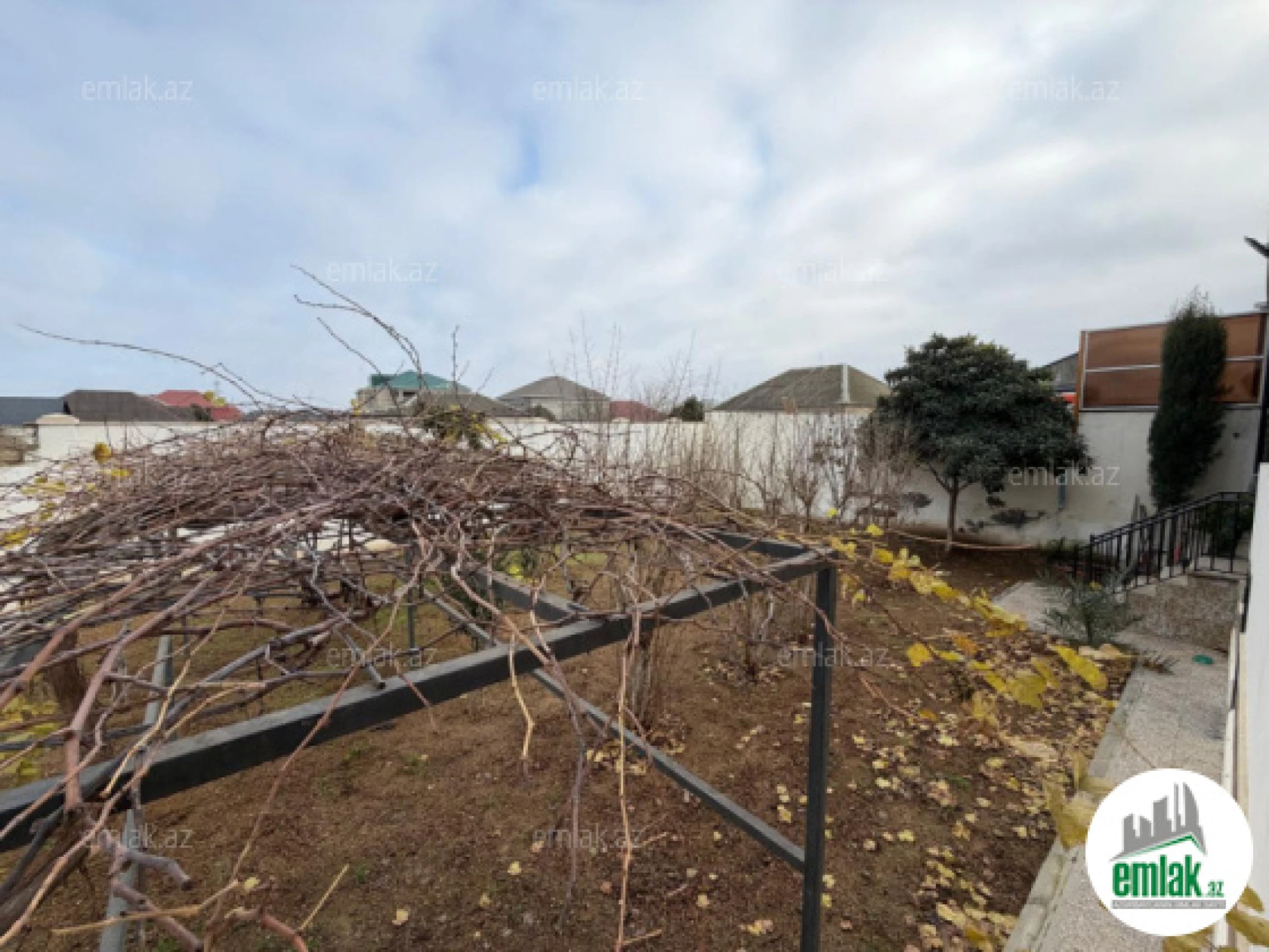 Satılır 4 otaqlı mənzil 200 m²