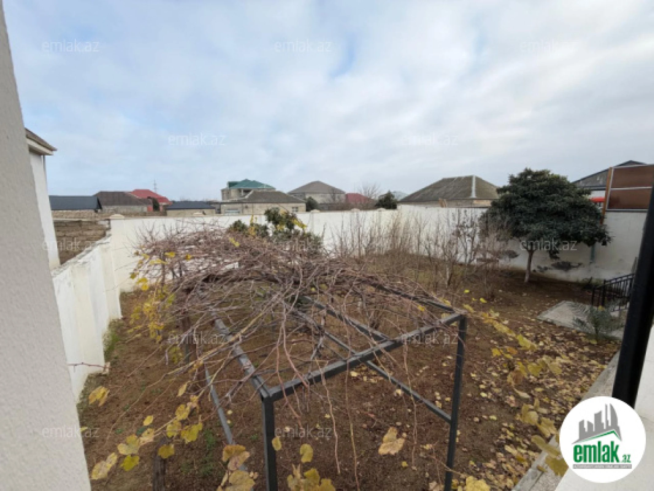 Satılır 4 otaqlı mənzil 200 m²