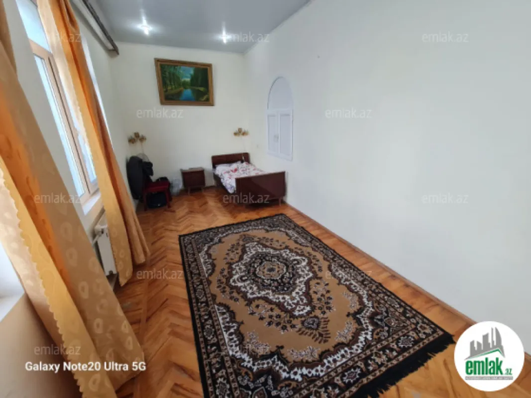 Satılır 7 otaqlı mənzil 500 m²
