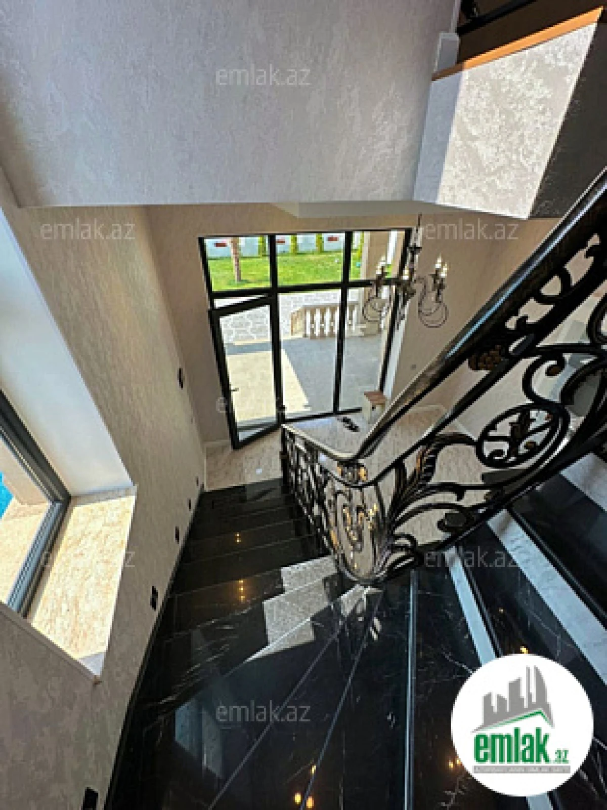 Satılır 5 otaqlı mənzil 250 m²