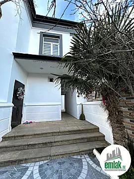 Satılır 6 otaqlı həyət evi 200 m²