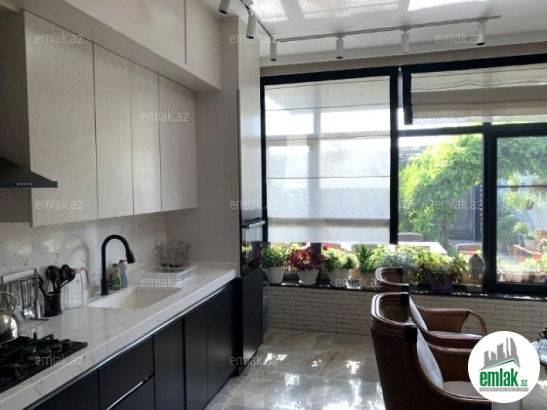 Satılır 6 otaqlı həyət evi 300 m²