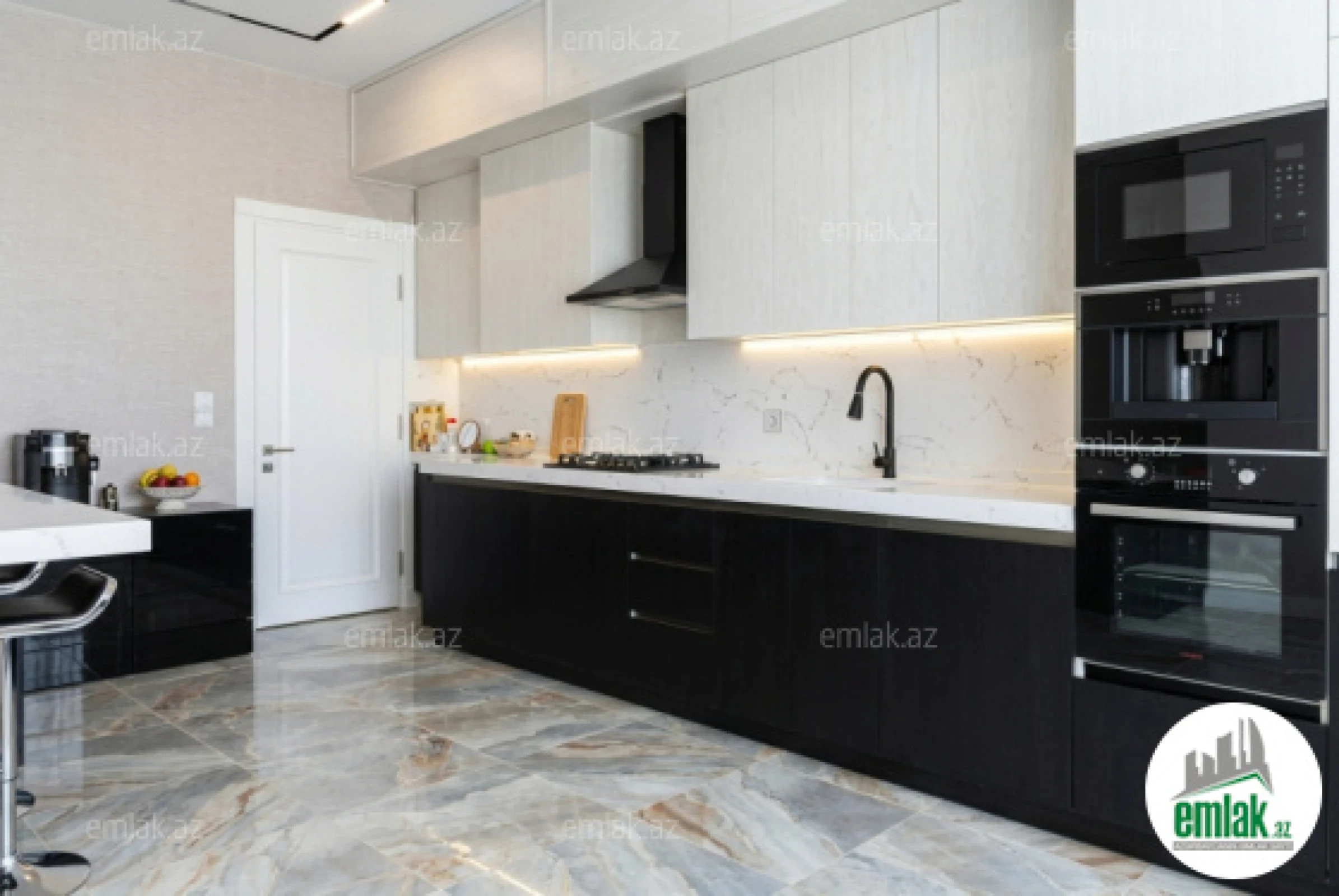 Satılır 6 otaqlı həyət evi 300 m²
