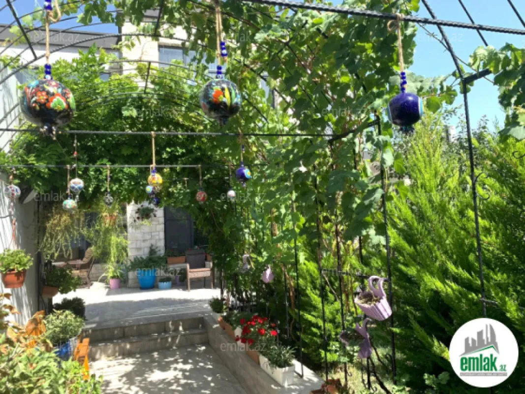 Satılır 6 otaqlı həyət evi 300 m²