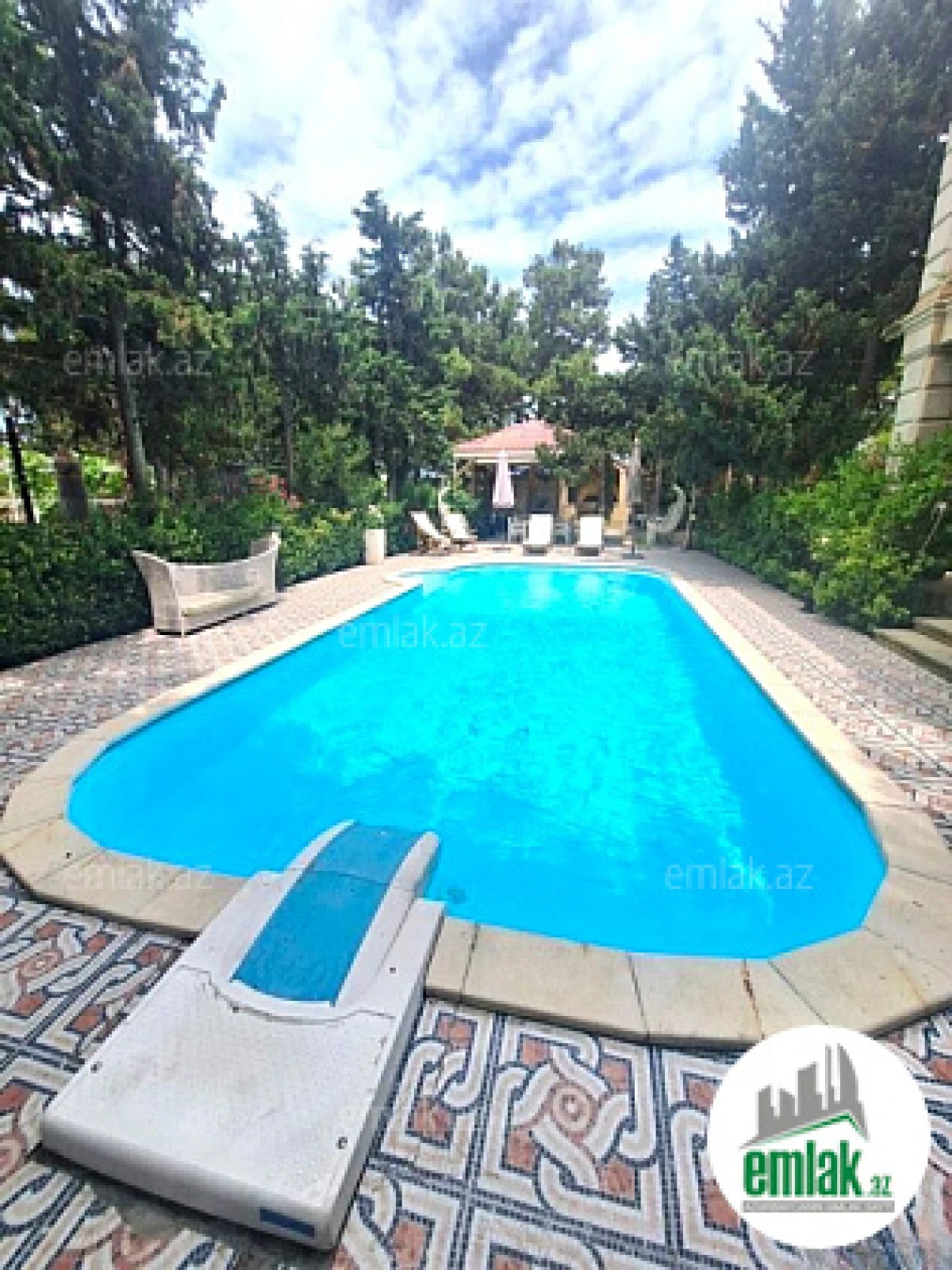 Satılır 5 otaqlı mənzil 368 m²