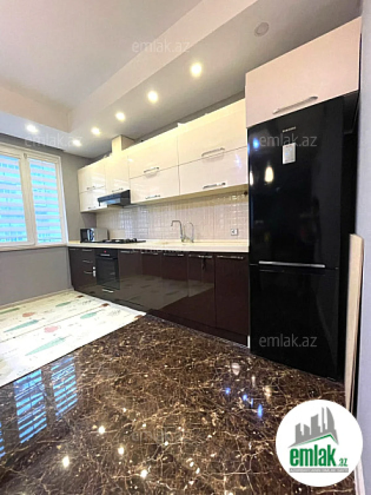 Satılır 10 otaqlı həyət evi 310 m²