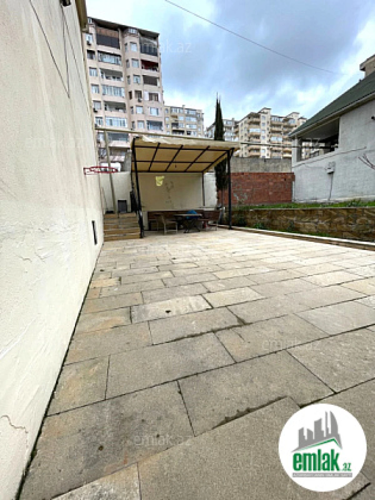 Satılır 10 otaqlı həyət evi 310 m²
