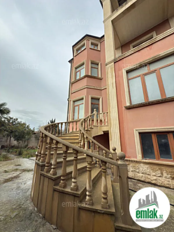 Satılır 8 otaqlı həyət evi 650 m²