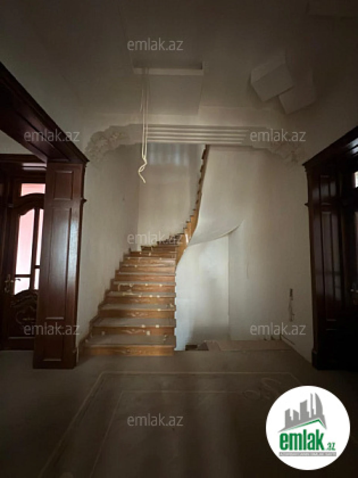 Satılır 8 otaqlı həyət evi 650 m²