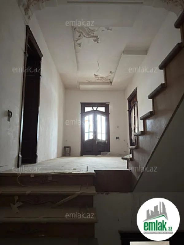 Satılır 8 otaqlı həyət evi 650 m²
