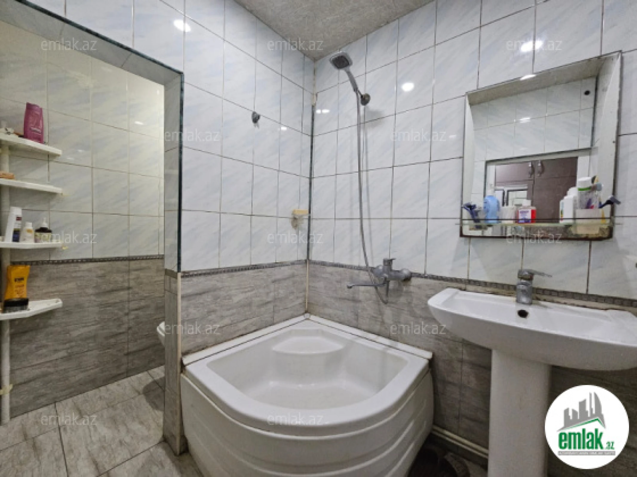 Satılır 2 otaqlı köhnə tikili 65 m²