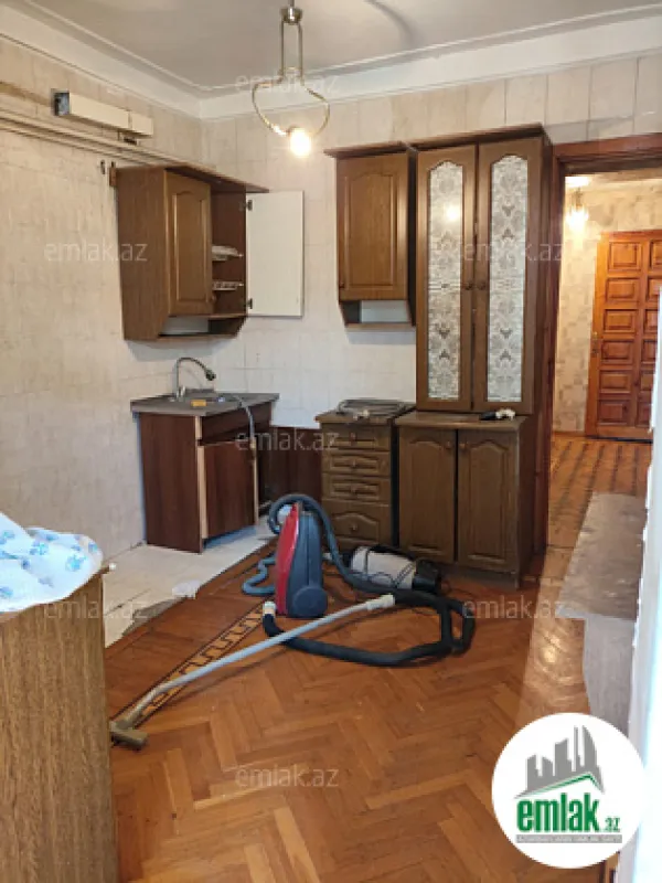 Satılır 4 otaqlı köhnə tikili 90 m²