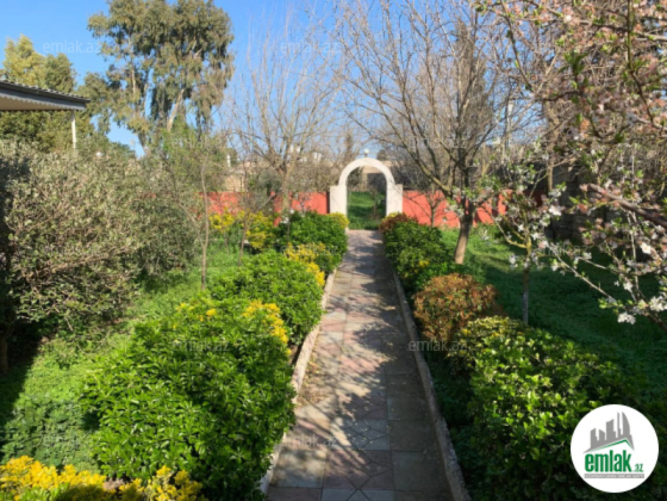 Satılır 7 otaqlı mənzil 250 m²