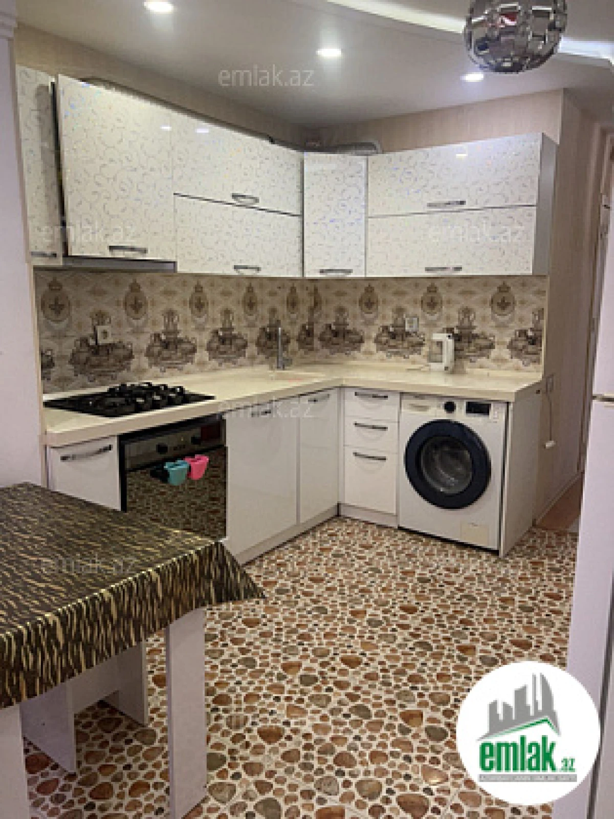 Satılır 4 otaqlı köhnə tikili 110 m²