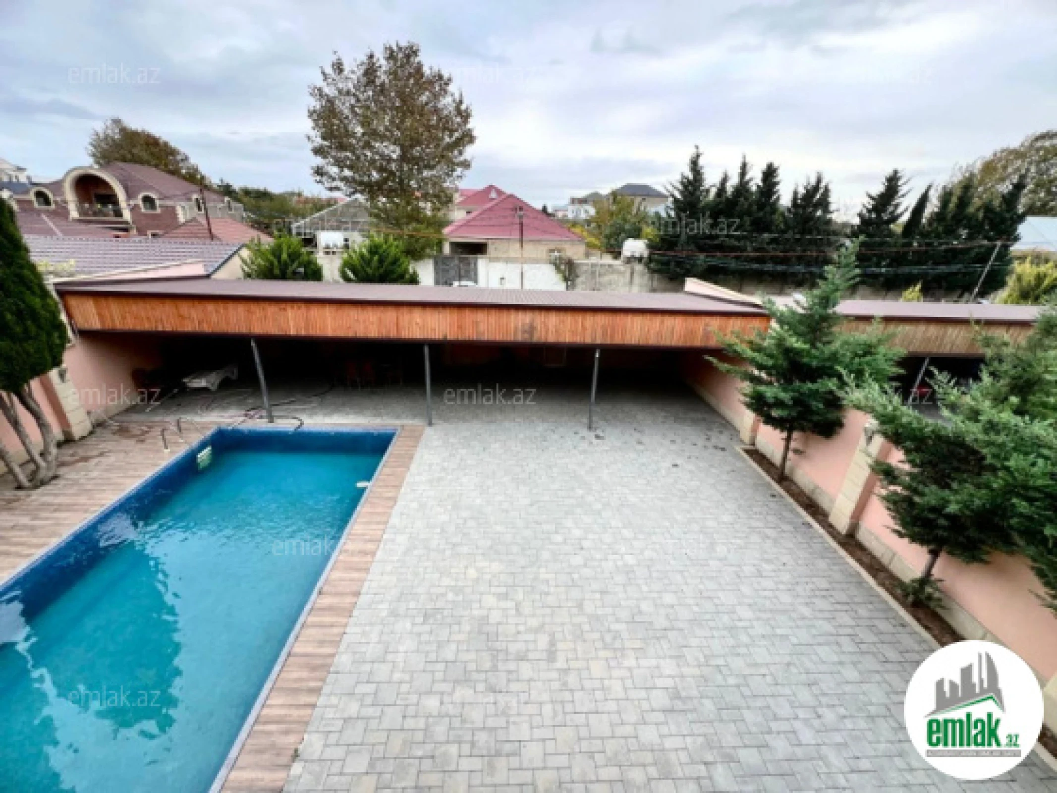 Satılır 5 otaqlı mənzil 220 m²