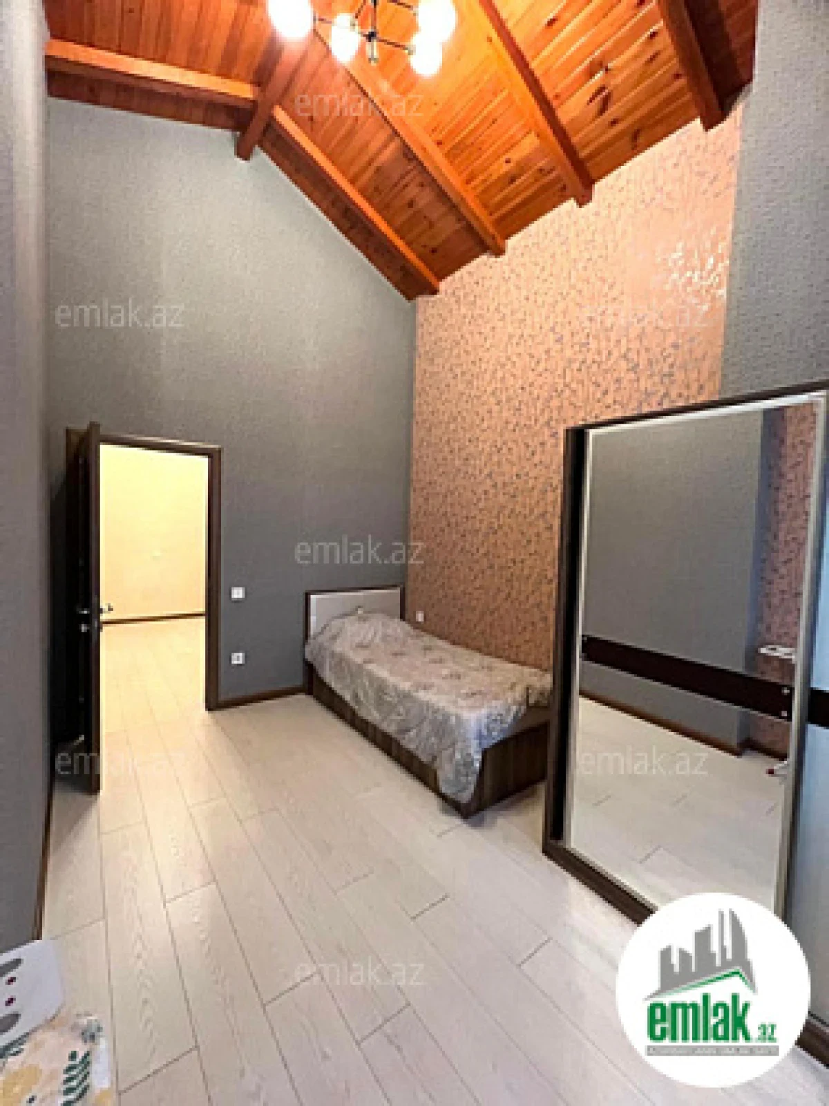Satılır 5 otaqlı mənzil 220 m²
