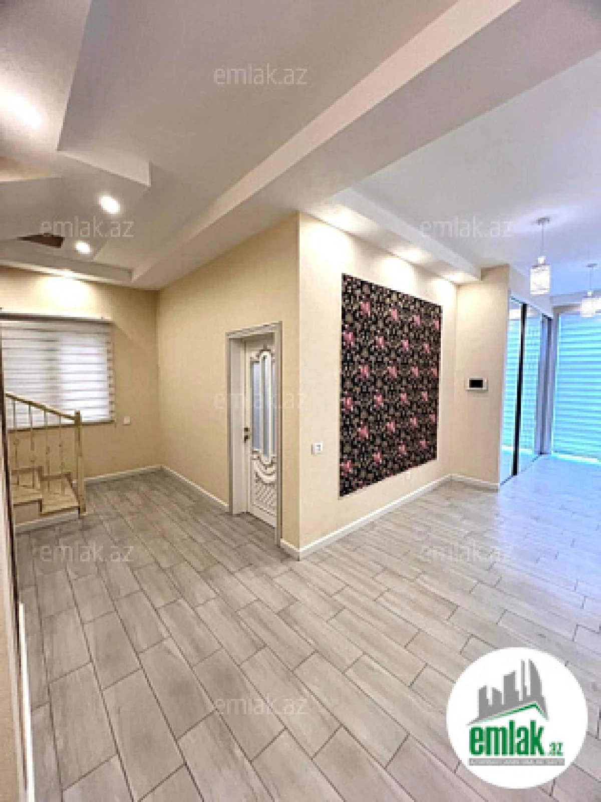 Satılır 5 otaqlı mənzil 220 m²