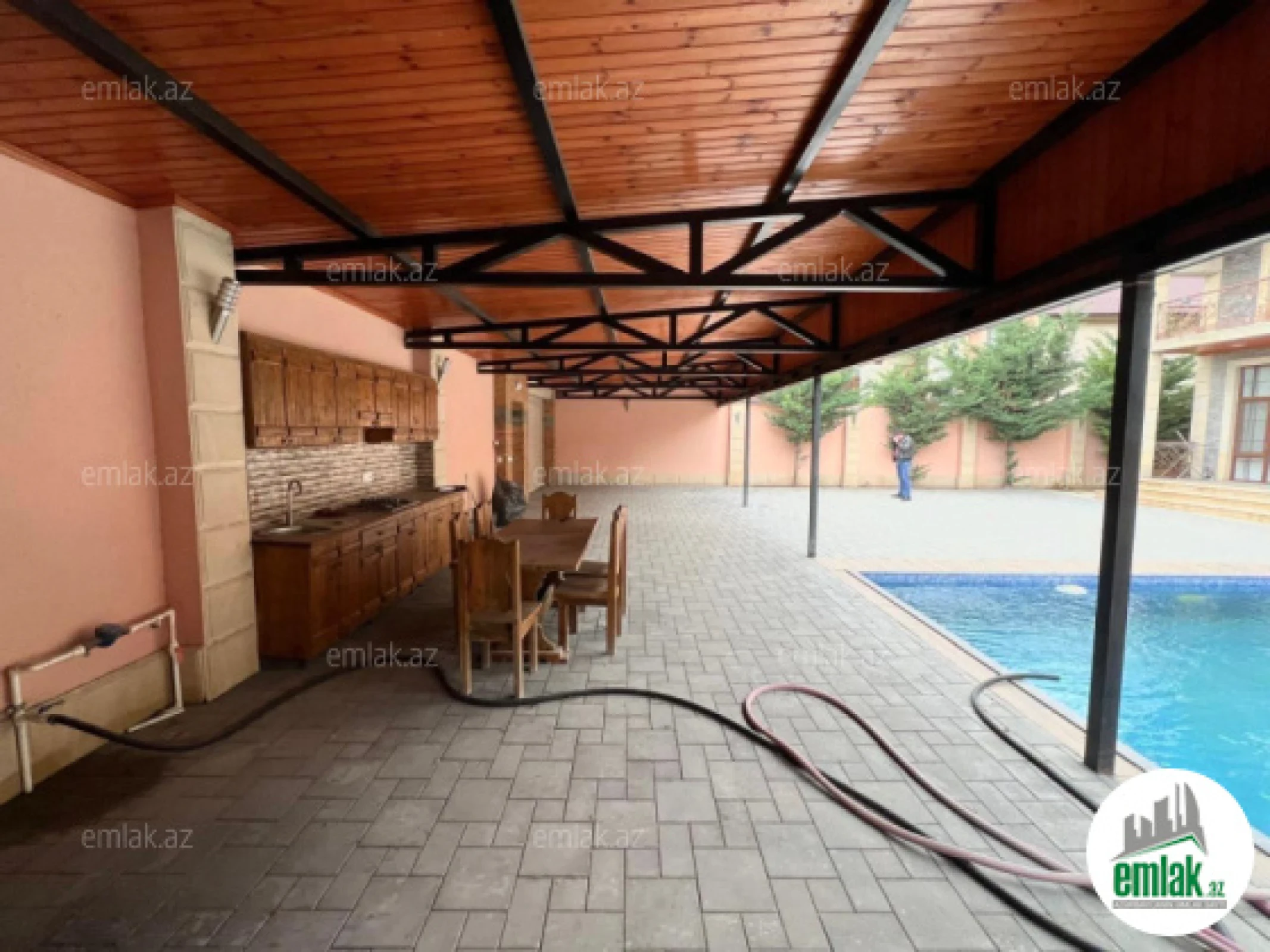 Satılır 5 otaqlı mənzil 220 m²
