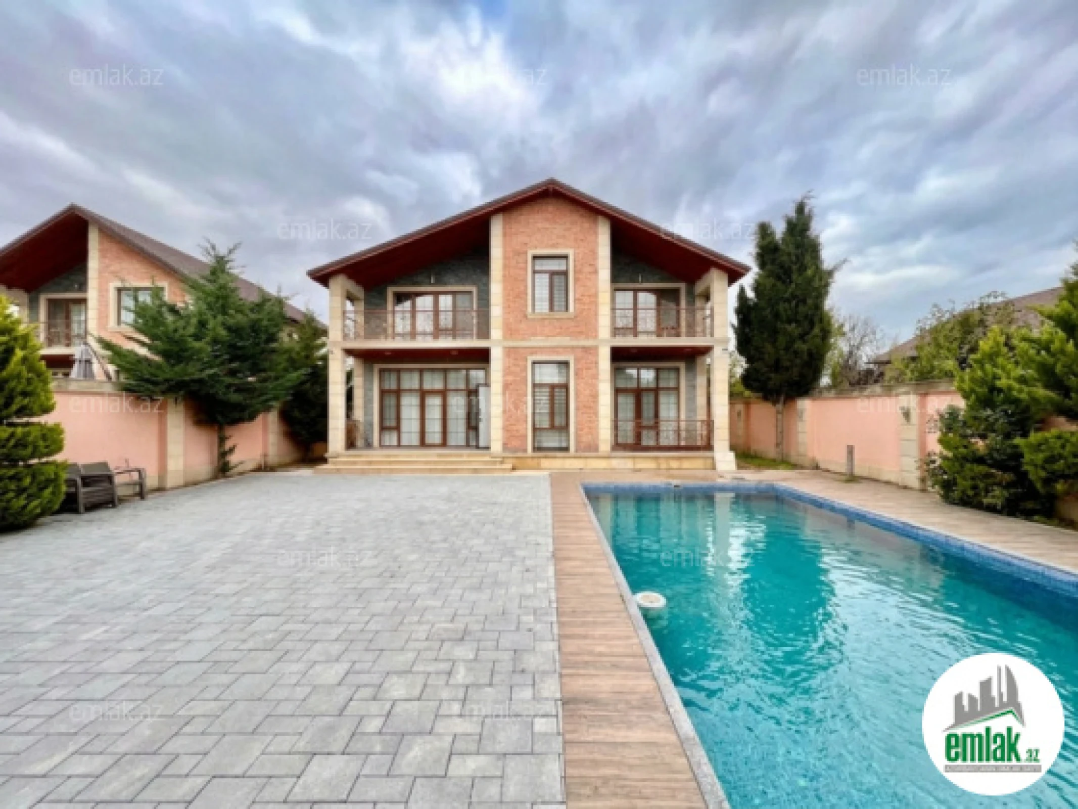 Satılır 5 otaqlı mənzil 220 m²