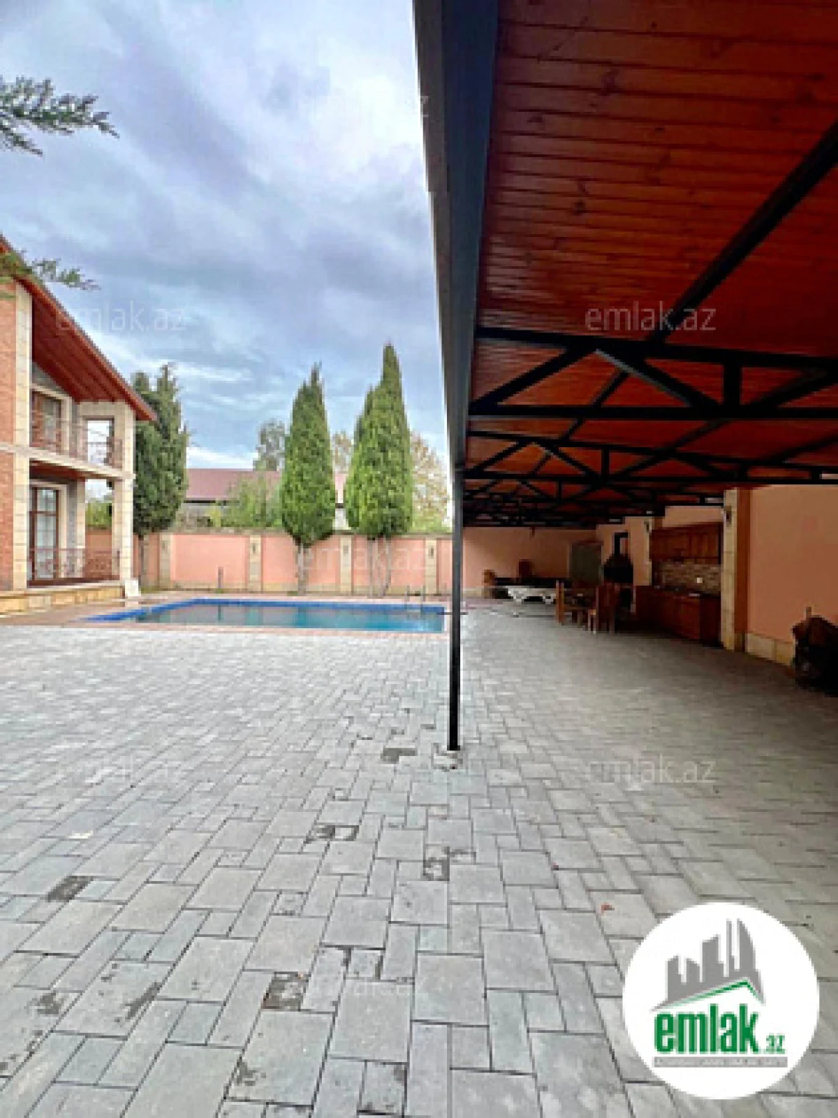 Satılır 5 otaqlı mənzil 220 m²