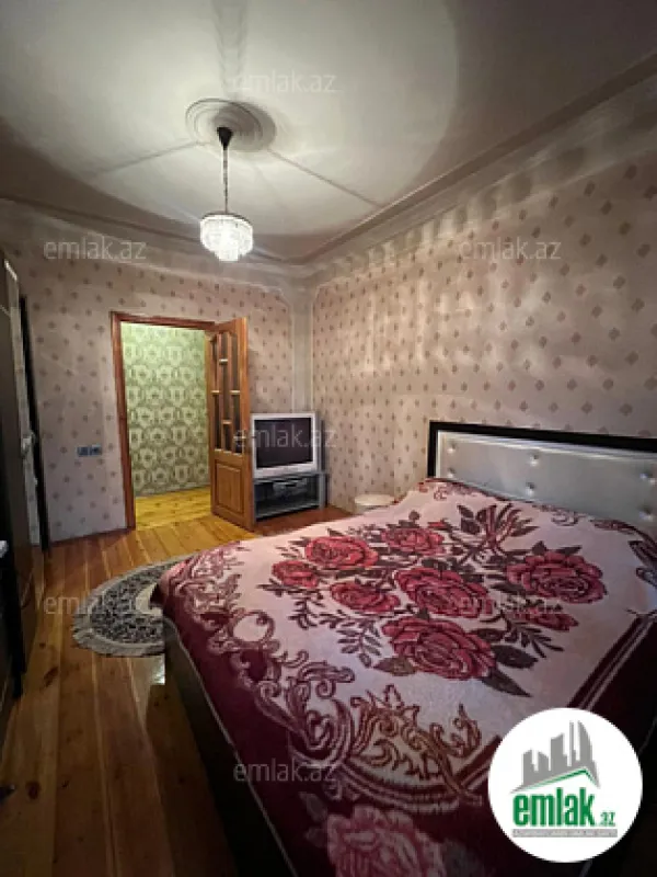 Satılır 5 otaqlı köhnə tikili 130 m²