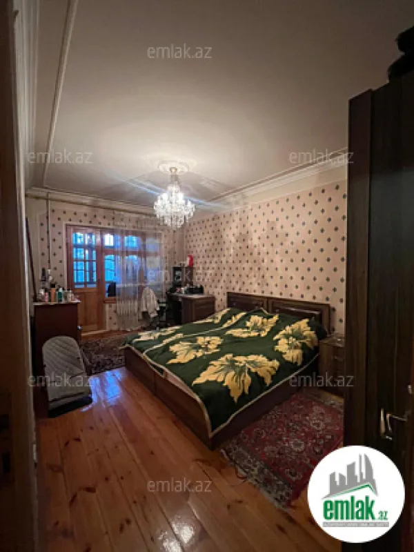 Satılır 5 otaqlı köhnə tikili 130 m²