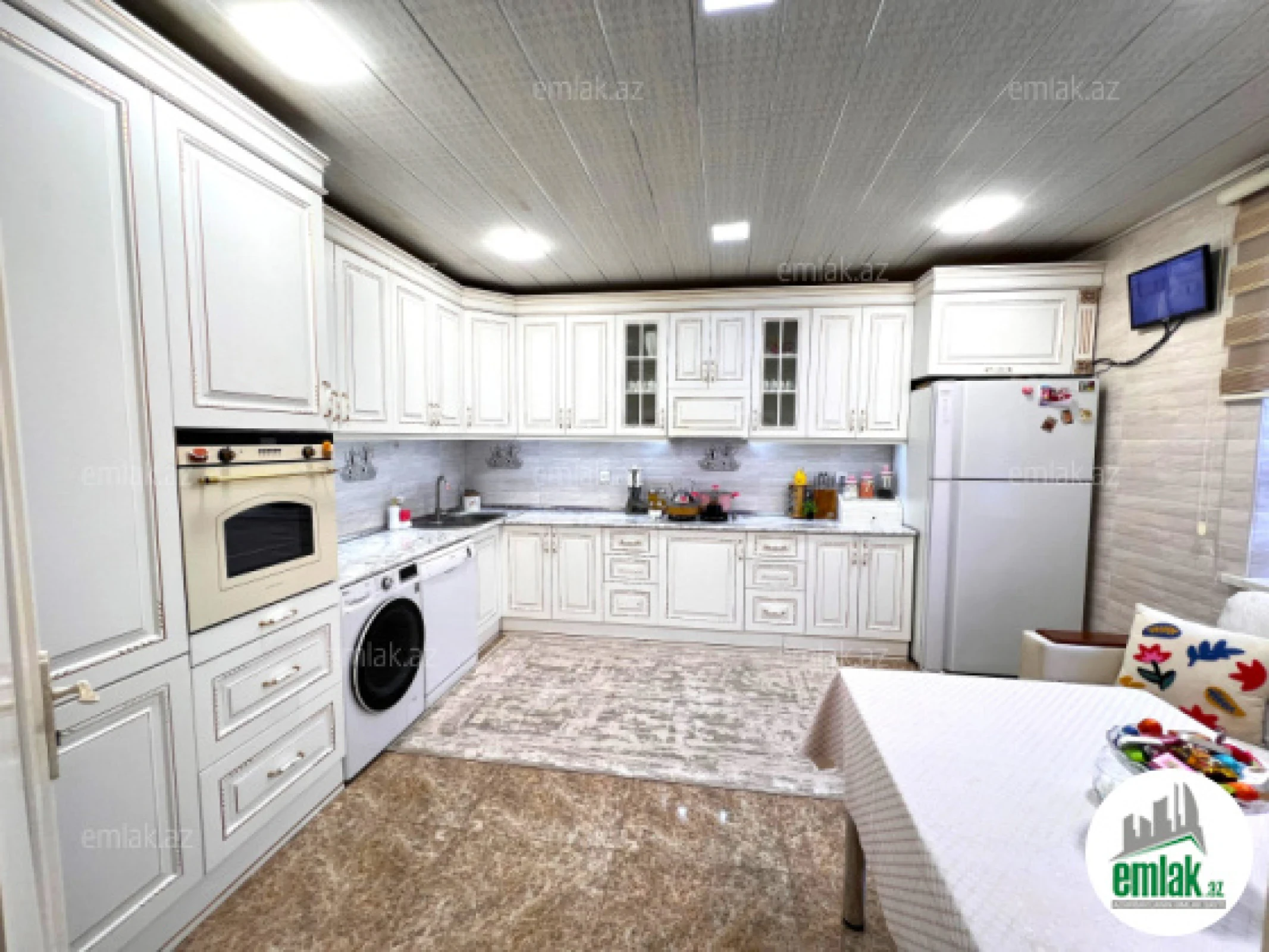 Satılır 6 otaqlı mənzil 200 m²