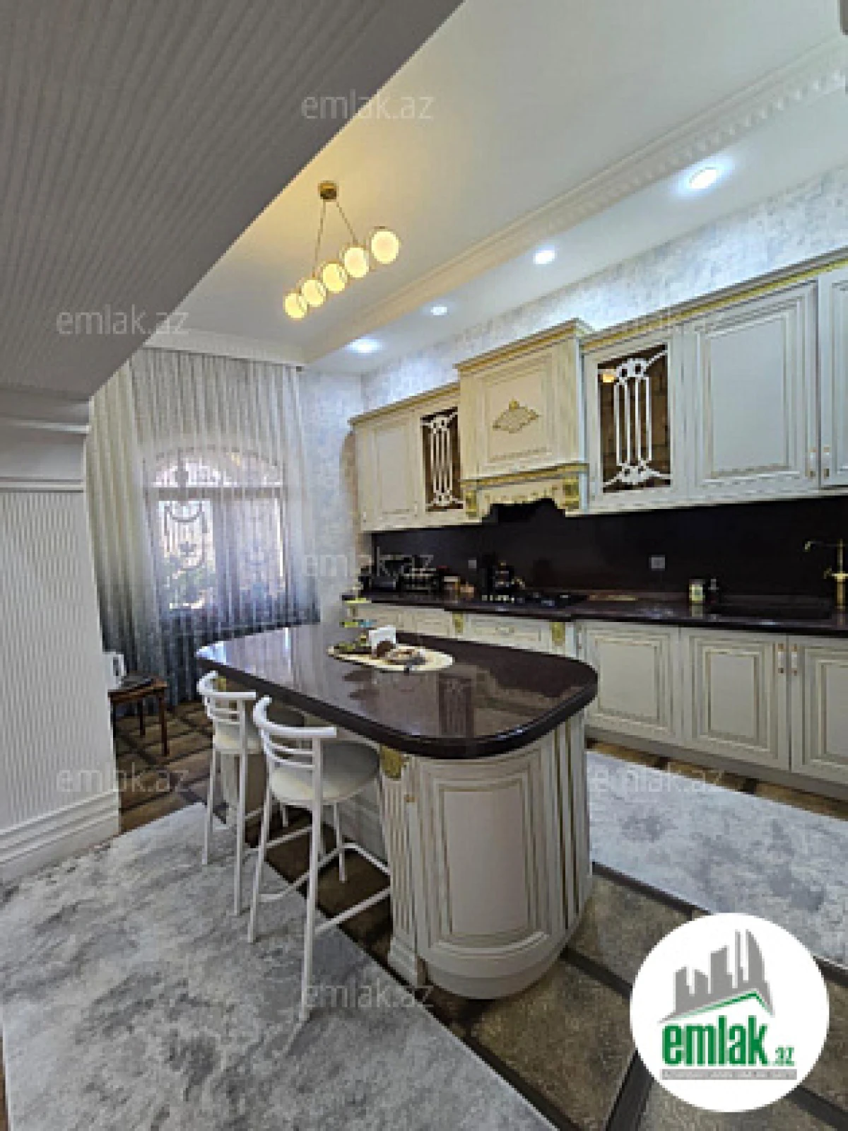 Satılır 4 otaqlı mənzil 150 m²