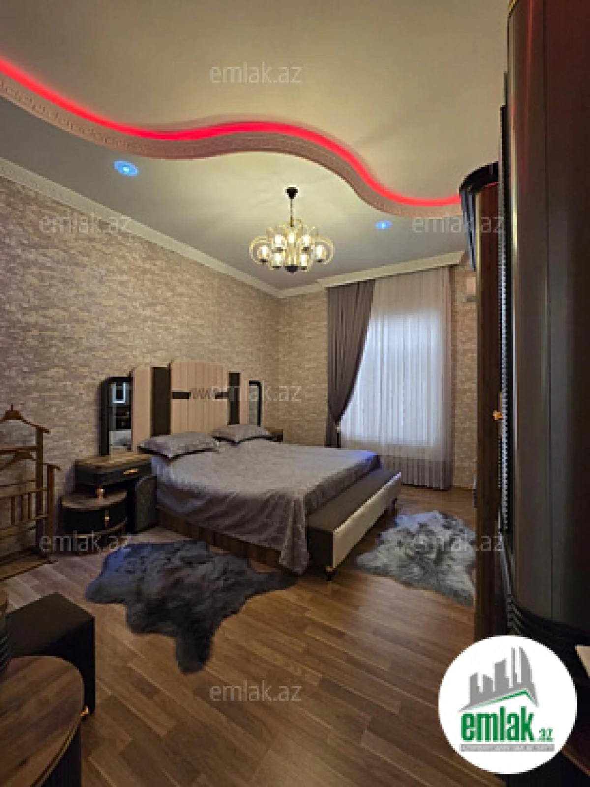 Satılır 4 otaqlı mənzil 150 m²