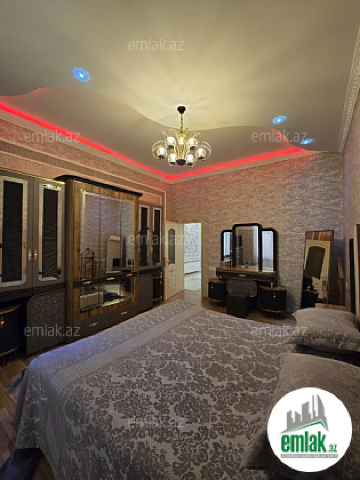 Satılır 4 otaqlı mənzil 150 m²