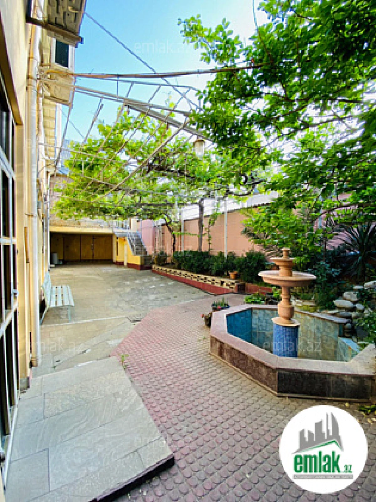 Satılır 10 otaqlı həyət evi 310 m²