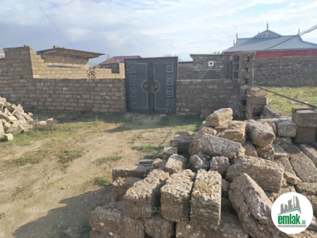 Satılır 3 otaqlı köhnə tikili 400 m²