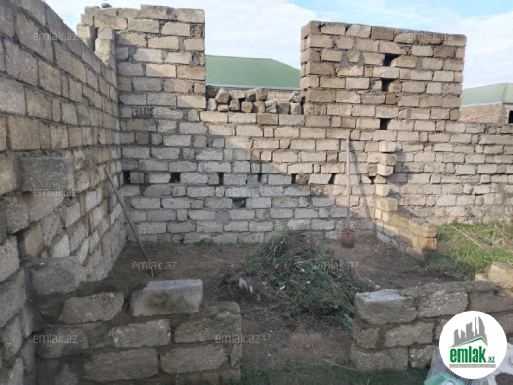 Satılır 3 otaqlı köhnə tikili 400 m²