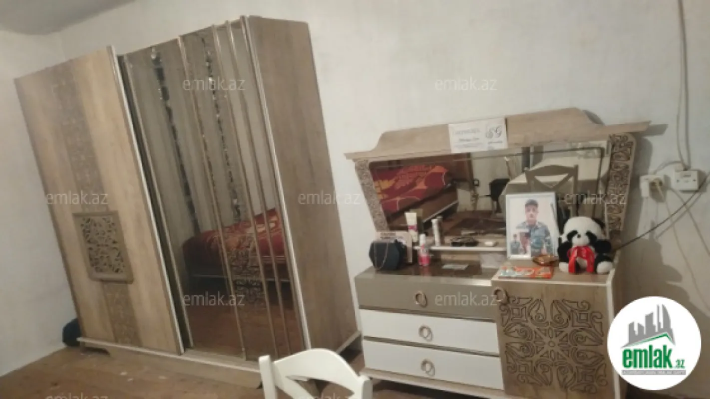 Satılır 3 otaqlı köhnə tikili 400 m²