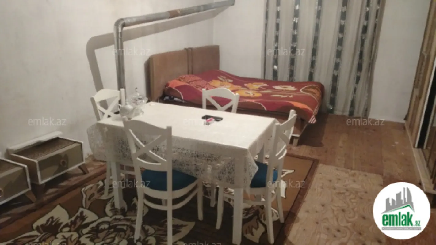 Satılır 3 otaqlı köhnə tikili 400 m²