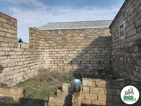 Satılır 3 otaqlı köhnə tikili 400 m²