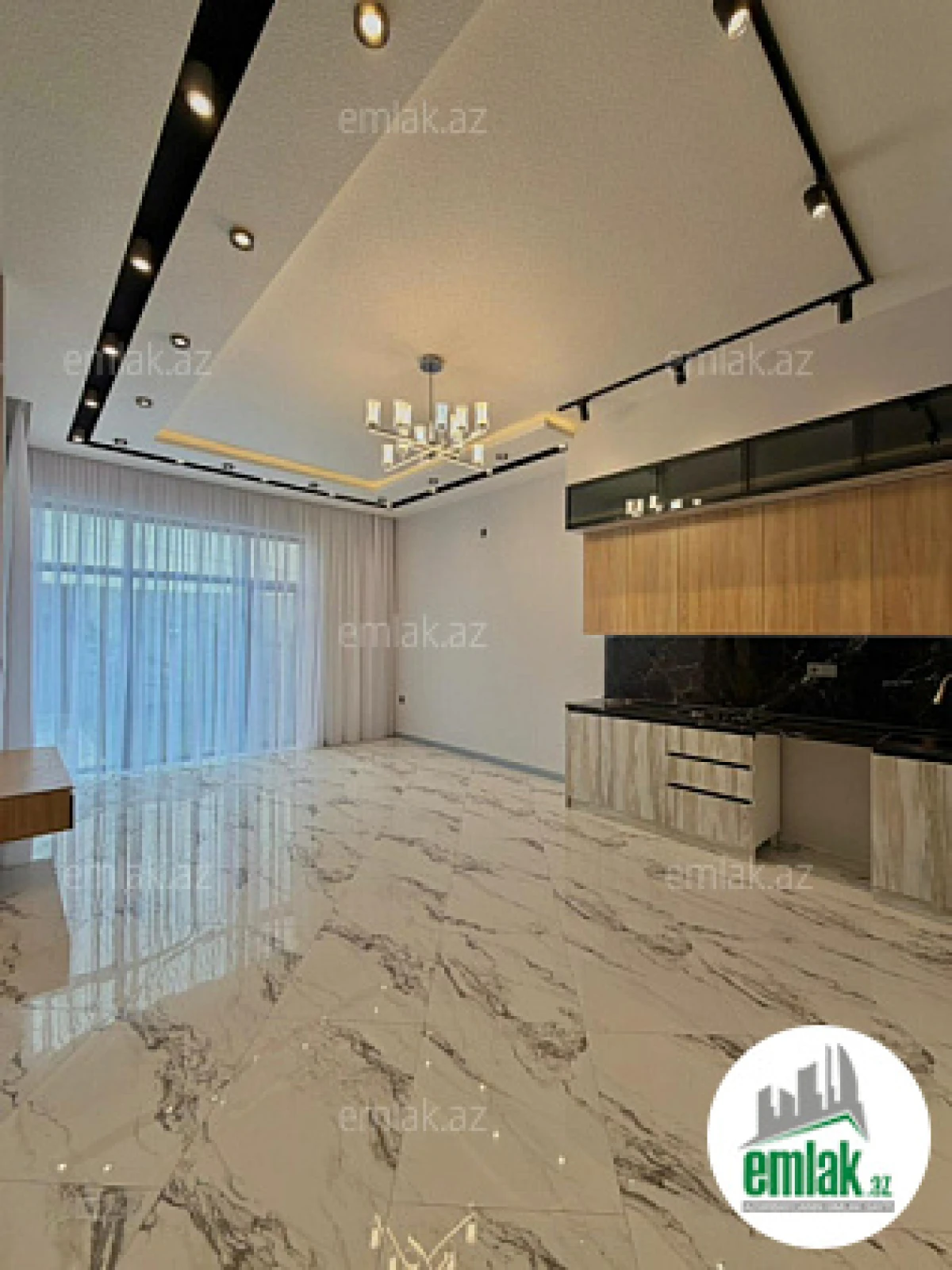 Satılır 4 otaqlı mənzil 135 m²