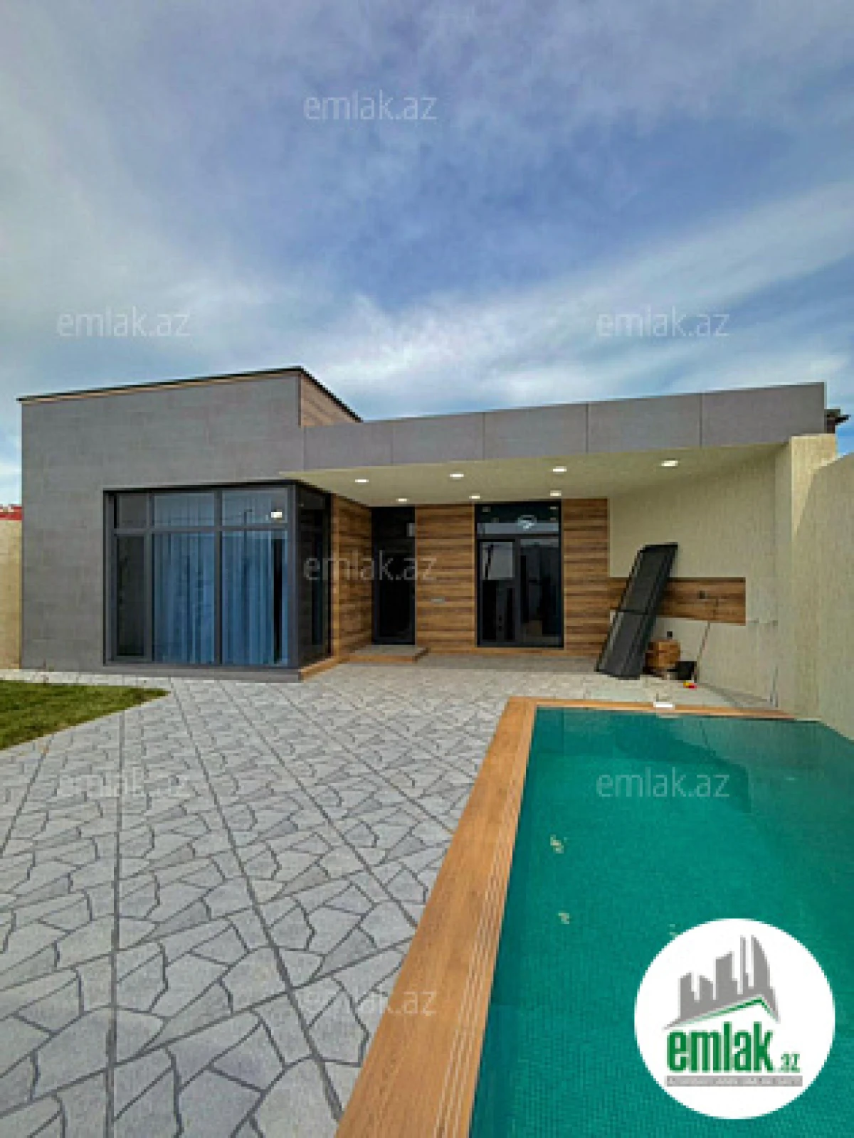 Satılır 4 otaqlı mənzil 135 m²