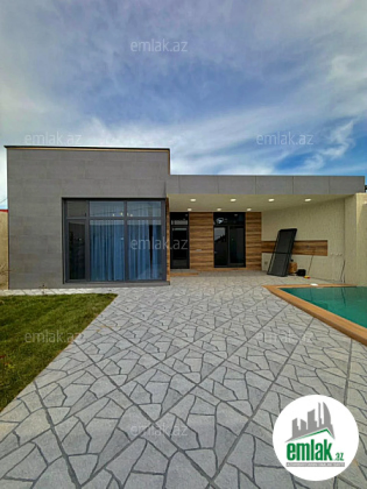 Satılır 4 otaqlı mənzil 135 m²